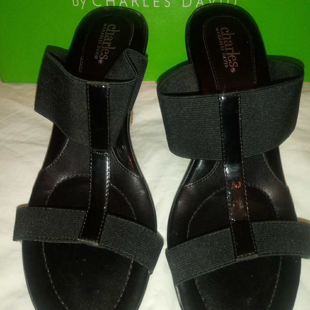 Black sandal barely worn.